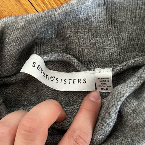 M Boutique Knit Turtleneck Small - Picture 2 of 2